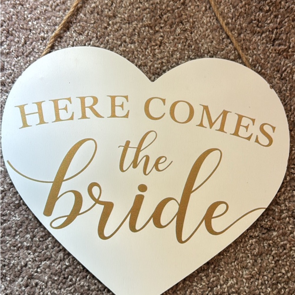Heart-Shaped 'Here Comes the Bride' Sign